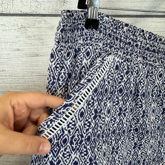 Briggs Plus Size Blue & White Printed Smocked Waist Shorts Size 2X - Picture 2 of 9